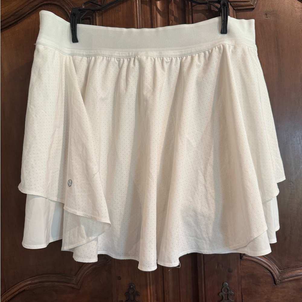 Lululemon Court Rival High Rise skirt in white